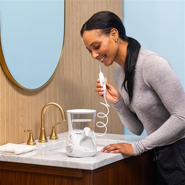 White Aquarius™ Water Flosser – White (WP-660) - Image 4